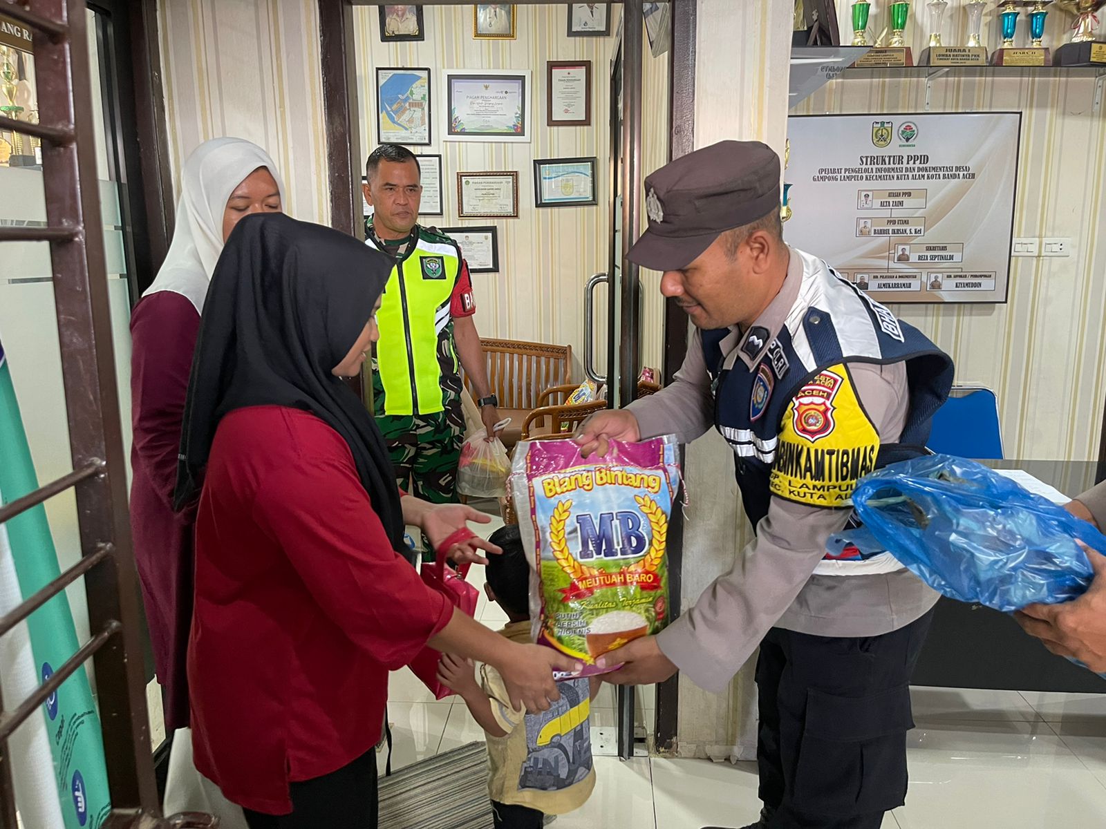 Polisi Peduli Stunting: Polantas Aceh Beri Tali Asih untuk Anak Stunting di Lampulo
