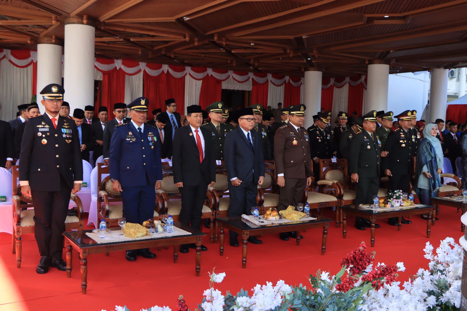 Pejabat Polda Aceh Hadiri Upacara Penurunan Bendera Merah Putih di Lapangan Kantor Gubernur Aceh