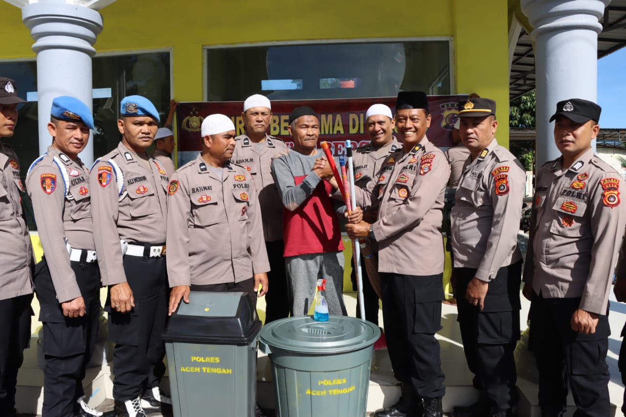 Lagi Polres Aceh Tengah Lakukan Gotong Royong Di Masjid Serta Pemberian Sarana Dan Alat Kebersihan