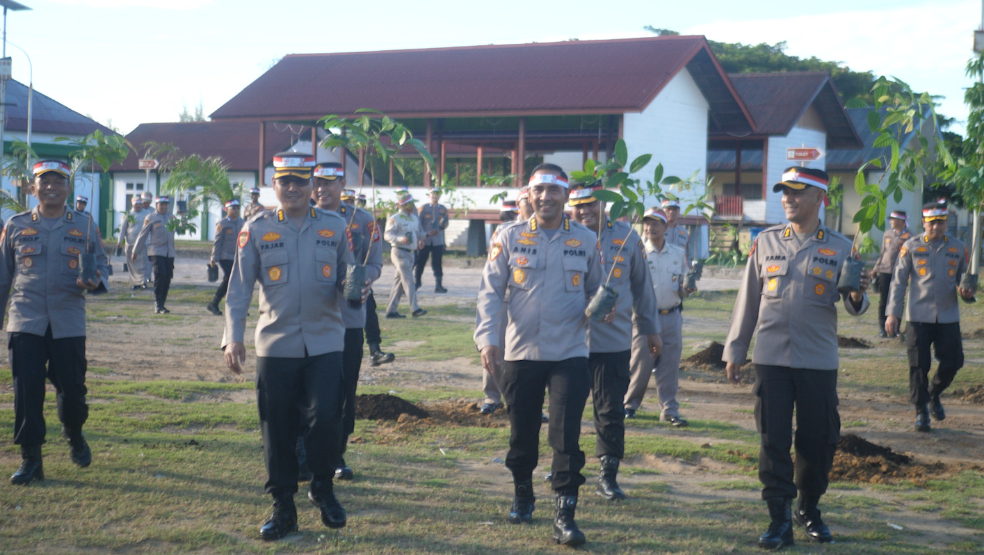 Lestarikan Lingkungan, Karo SDM Polda Aceh Tanam Pohon Frutikultur di Komplek Syiah Kuala