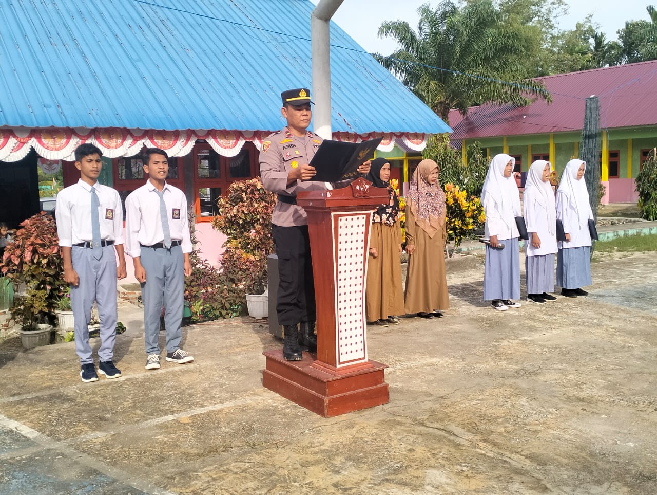 Hadir di Sekolah, Pejabat Utama dan Kapolsek Jajaran Polres Simeulue Jadi Irup Upacara Bendera