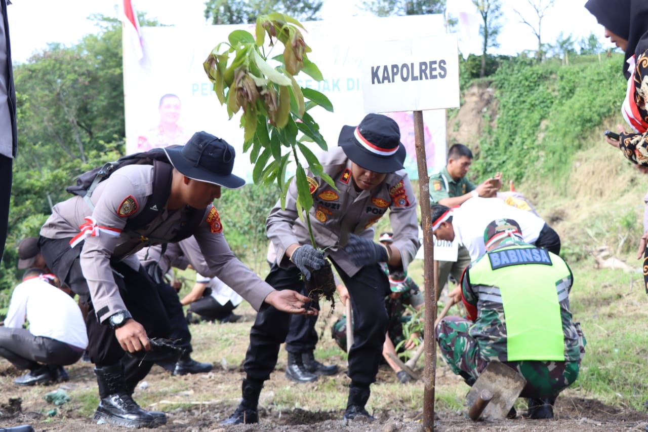 Polri Lestarikan Negeri, Polres Bener Meriah Tanam 1000 Bibit Pohon