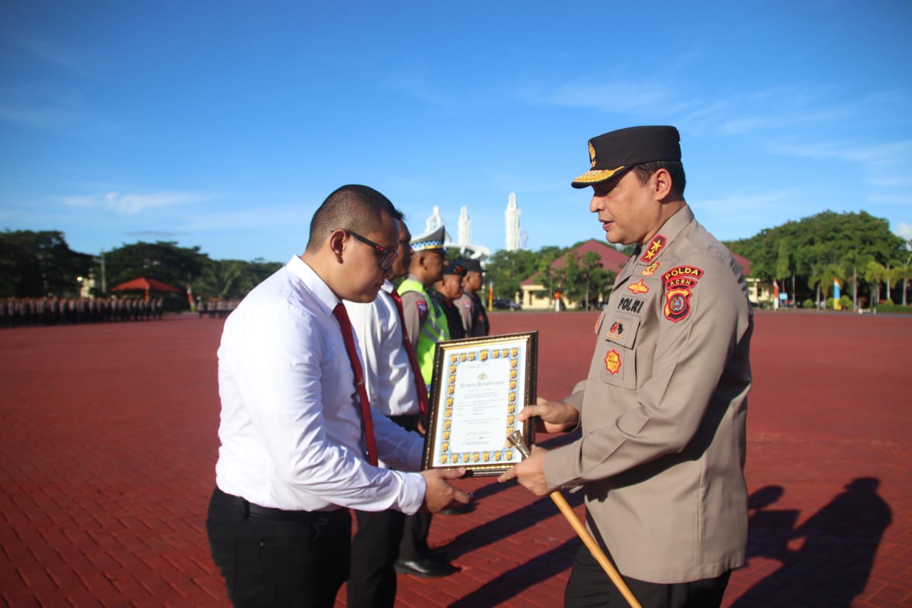 Kapolda Aceh Anugerahkan Penghargaan kepada 5 Personel Jajaran Polda Aceh