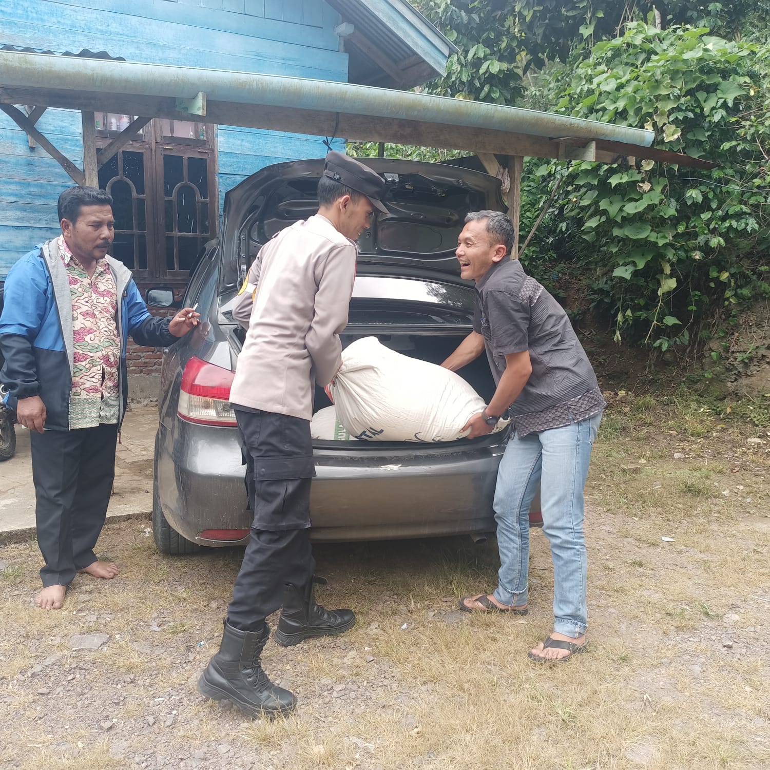 Batramas, Aksi Humasnis Personel Polsek Linge Bantu Masyarakat
