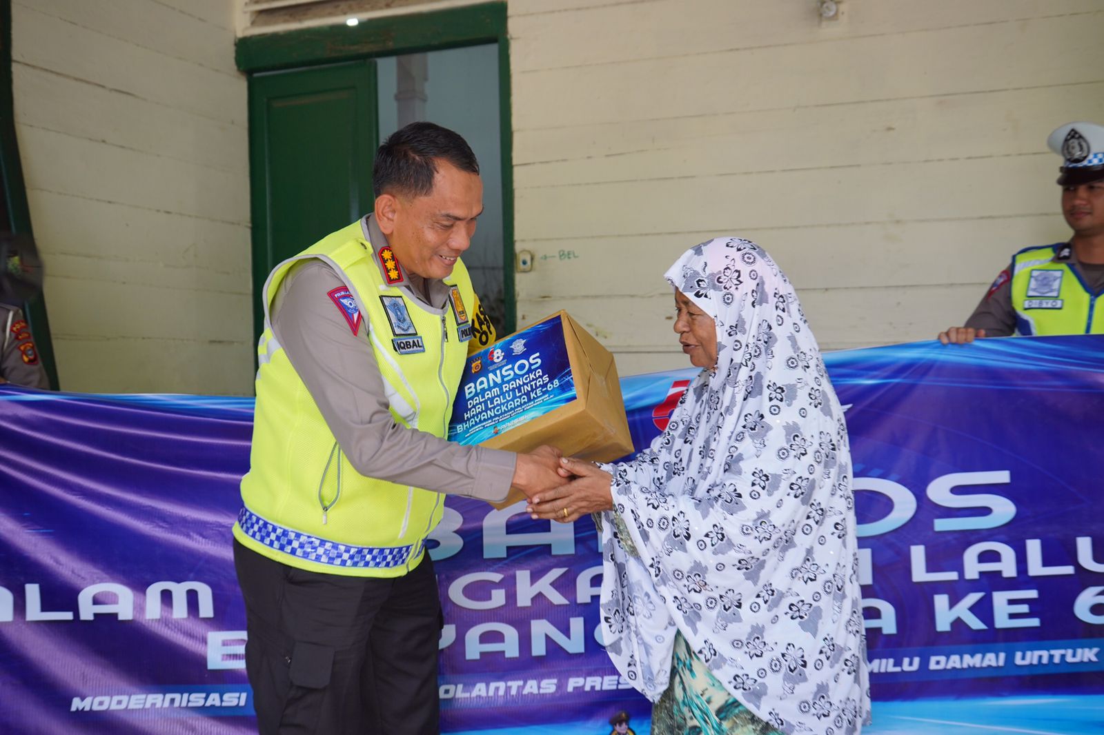 Dirlantas Polda Aceh beserta Personel Gelar Baksos dan Bansos