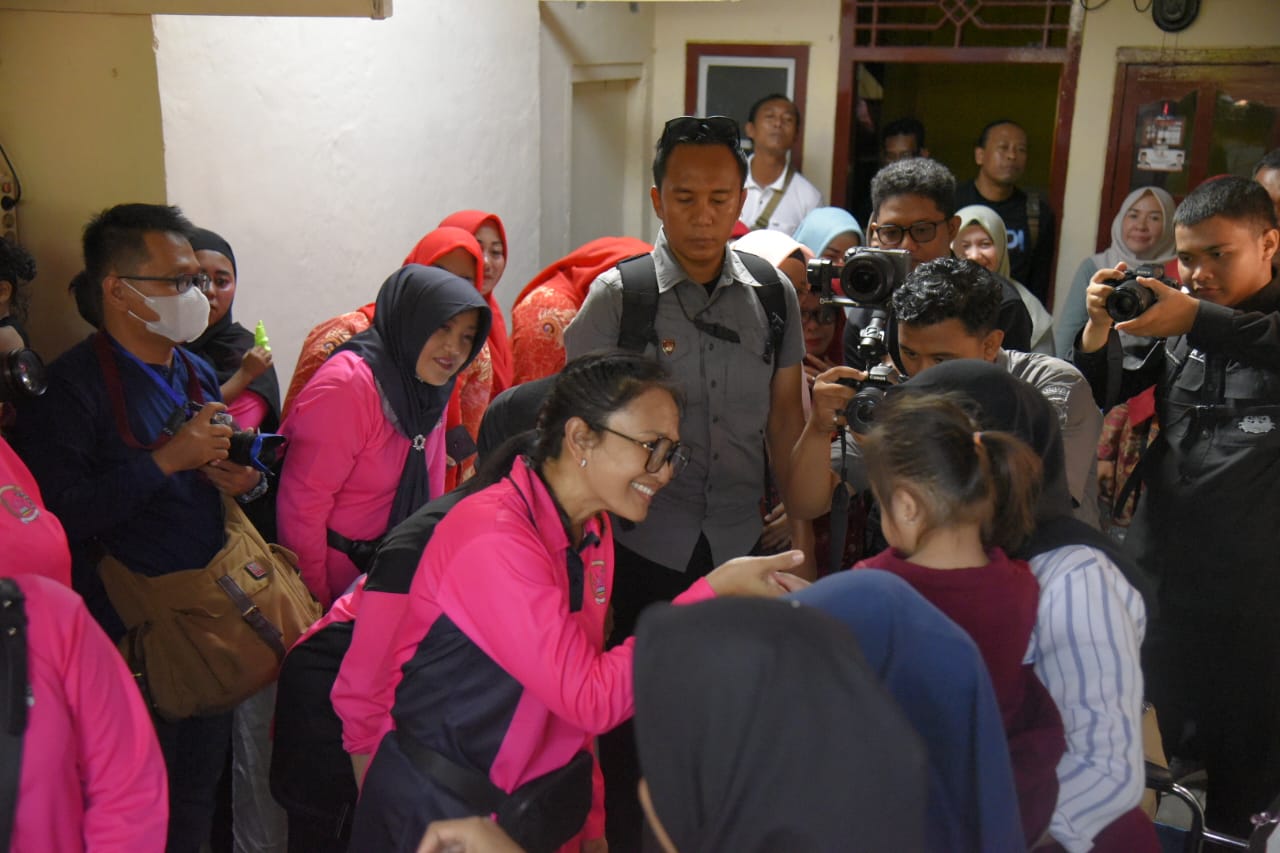 Senyum Sumringah Anak-Anak Sambut Ketum Bhayangkari di Kampung Nelayan
