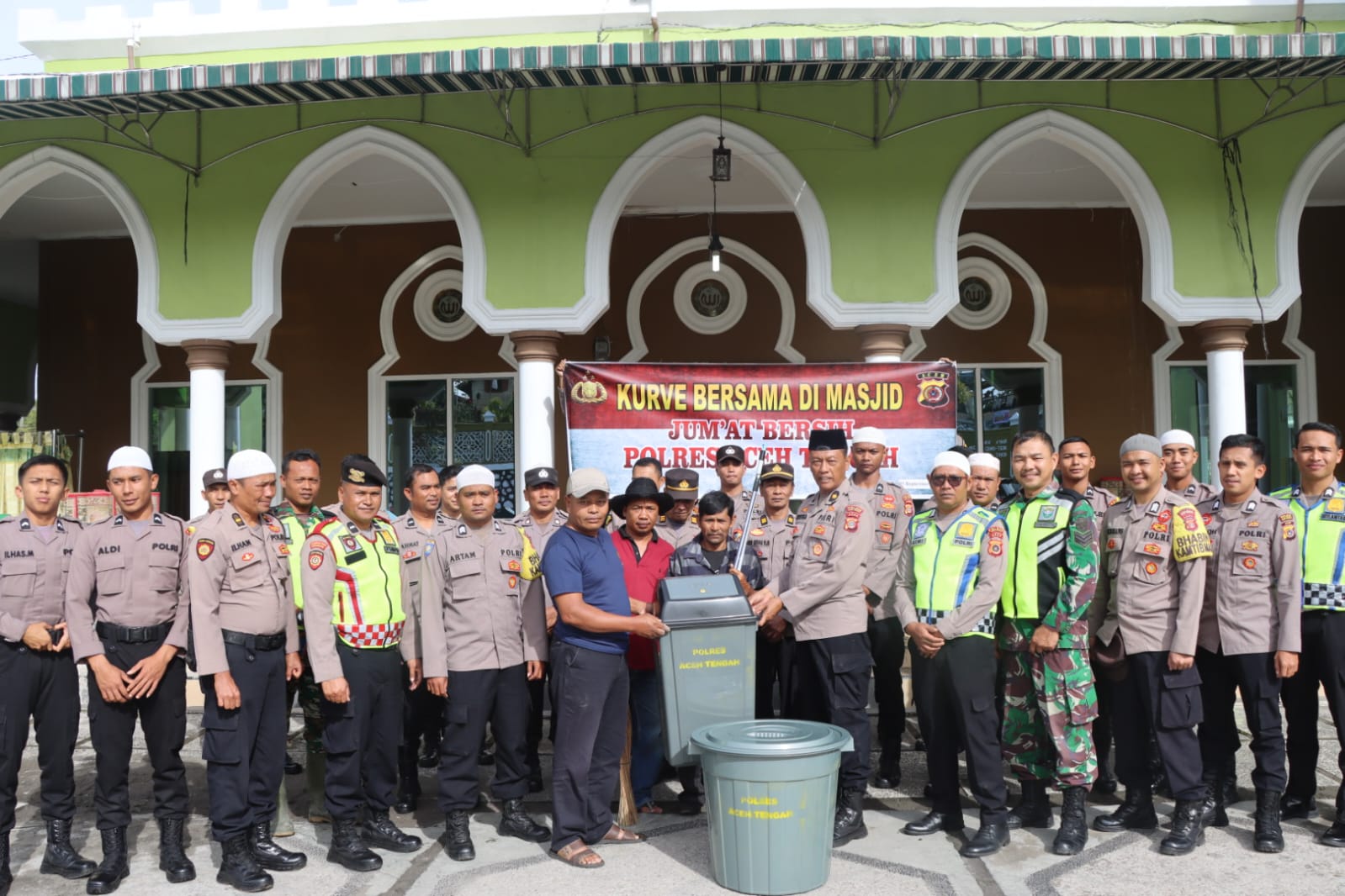Bakti Sosial Polres Aceh Tengah Lakukan Gotong Royong Di Masjid Disertai Pemberian Sarana Dan Alat Kebersihan