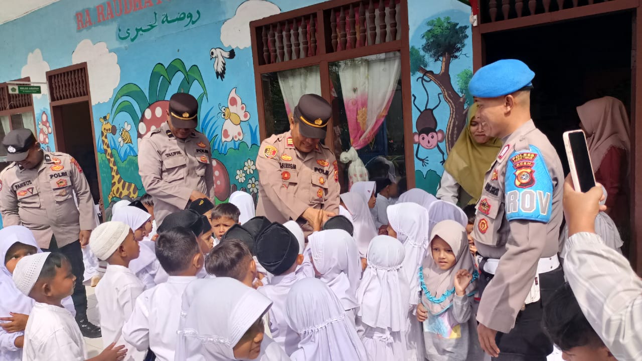 Serunya Anak-anak TK dan PAUD Raudhatul Al Khaira Saat Dikunjungi Kapolsek Peureulak