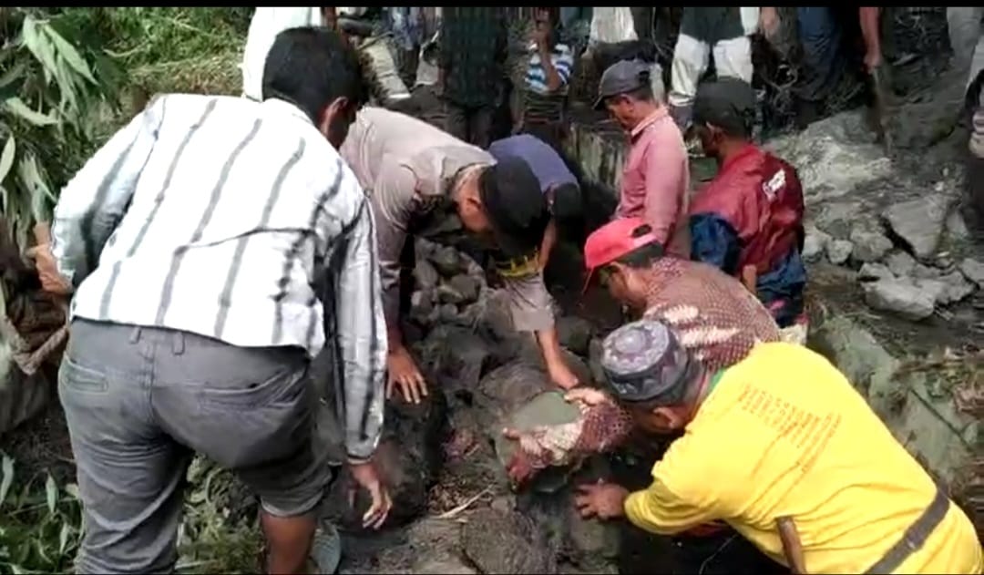 Polisi Dan Masyarakat Gotong Royong Massal Membersihkan Saluran Irigasi Air Bersih