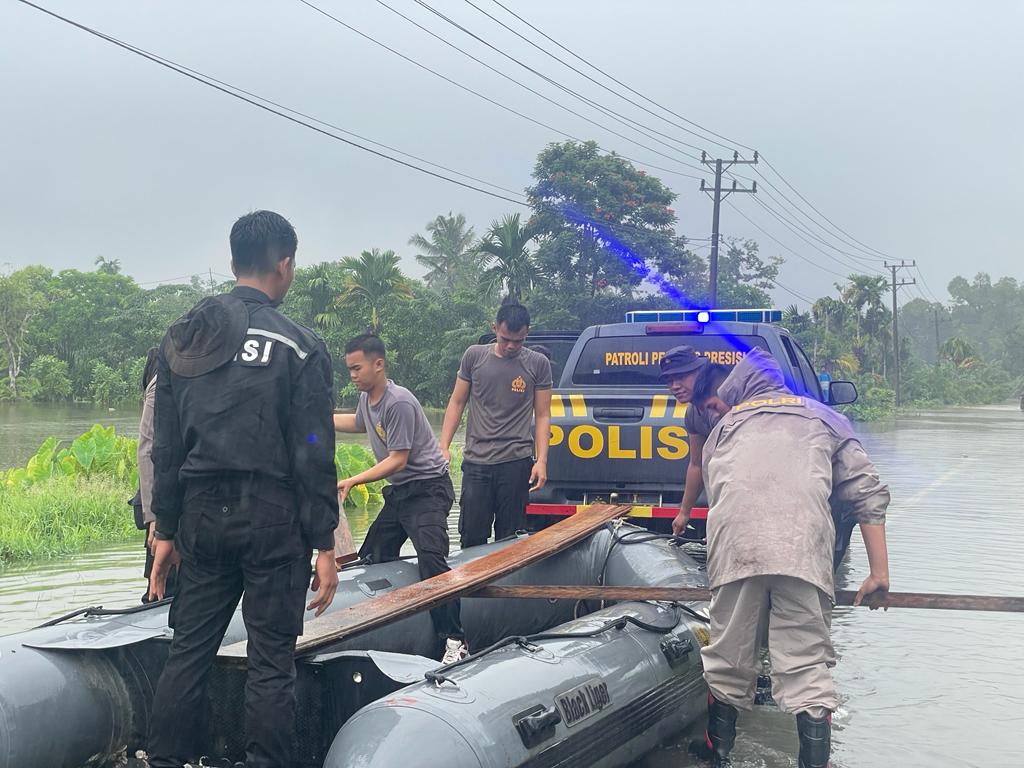 Personel Polres Simeulue Turun Langsung Evakuasi Warga Terdampak Banjir
