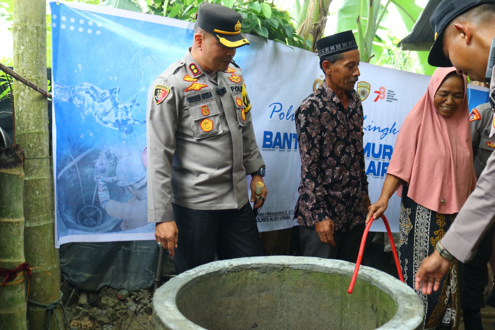 “Polri Peduli Lingkungan” Polres Aceh Utara Serahkan Bantuan Sumur Bor Untuk Nek Sapiah