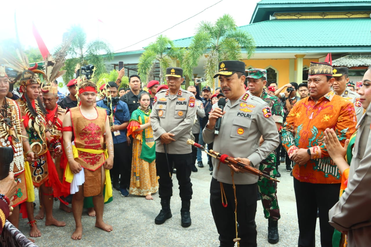 Disaksikan Ribuan Masyarakat, Wakapolri Dianugerahi Warga Kehormatan Dayak Kalteng Dan Bagikan 5.000 Paket Bansos