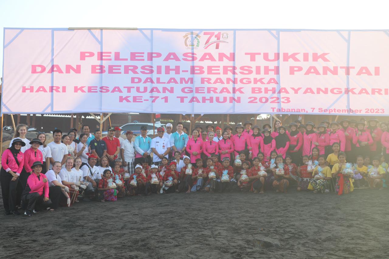 Lestarikan Ekosistem Laut, Bhayangkari Polri Lepas Tukik di Pantai Pangkung Tibah Tabanan