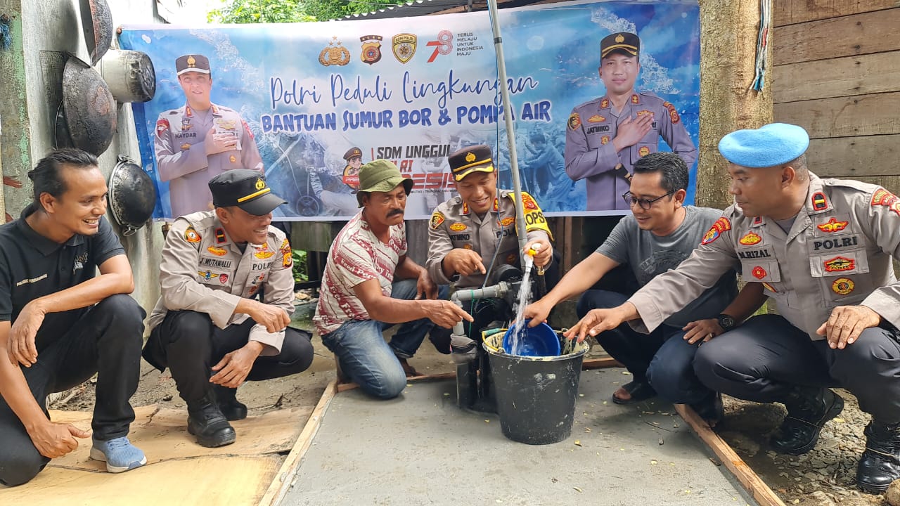 Kapolres Bireuen Serahkan Bantuan Sumur Bor dan Pompa Air Untuk Masyarakat Miskin