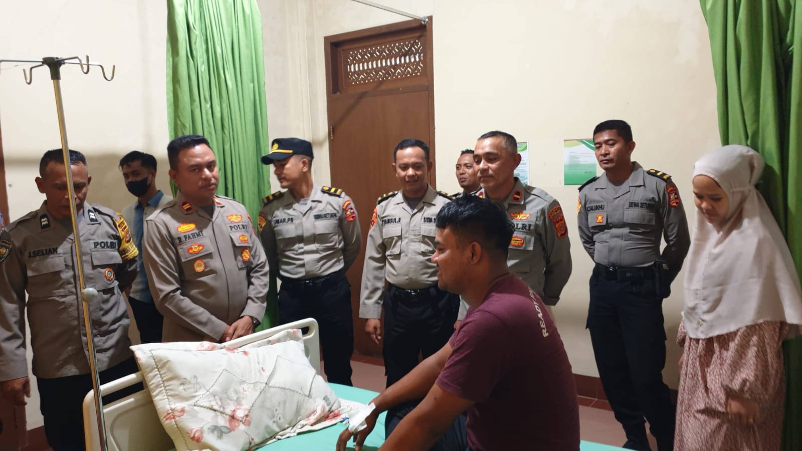 Kapolsek Lueng Bata bersama Siswa Latja SIP 52 Besuk Personel yang Sakit