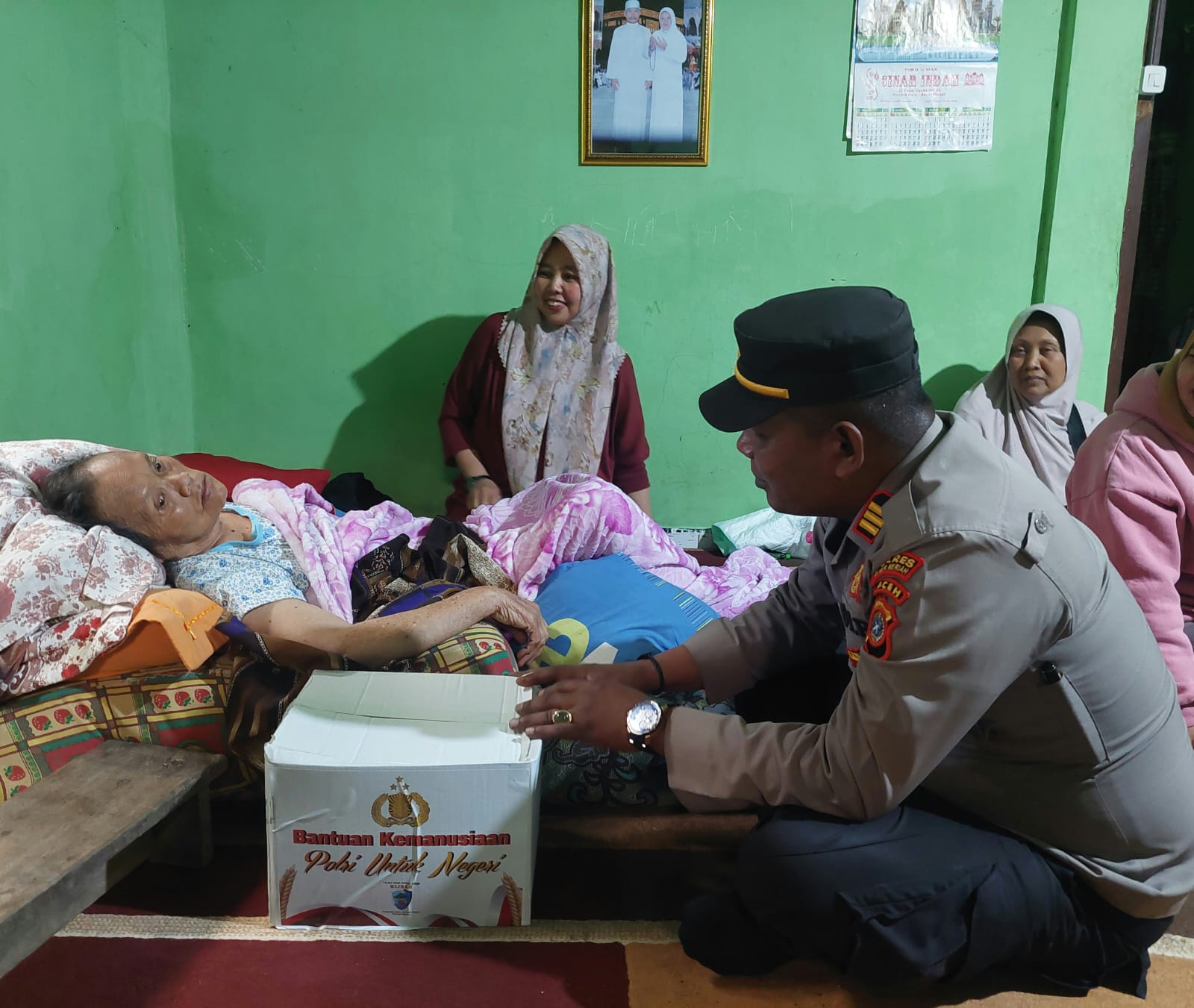 Polsek Bandar Polres Bener Meriah Salurkan Bantuan Sosial Kepada Warga Yang Sakit Menahun