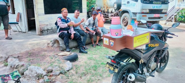 Bripka Ibnu berkeliling sembari menawarkan minum herbal jahe merah gratis kepada warga