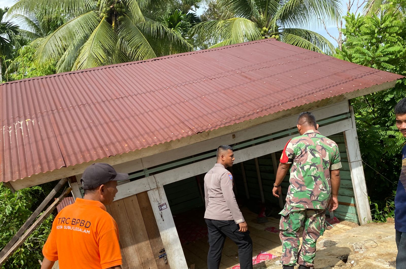 Hujan Lebat, Polsek Sultan Daulat Evakuasi Satu Rumah Roboh Akibat Longsor