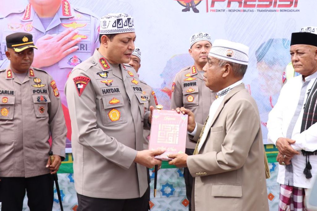 Kapolda Aceh Hadiahkan Al-Quran dan Kitab untuk Dayah Ruhul Fatayat Seulimuem