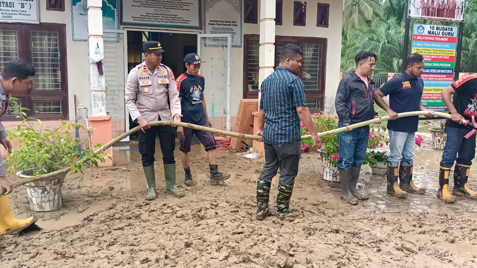 Pascabanjir, Polisi dan Warga Bersihkan Lumpur di SD Negeri 17 Bireuen