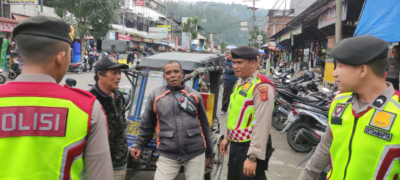Mempersempit ruang gerak pelaku tindak pidana maupun premanisme, sat samapta laksanakan patroli Dialogis
