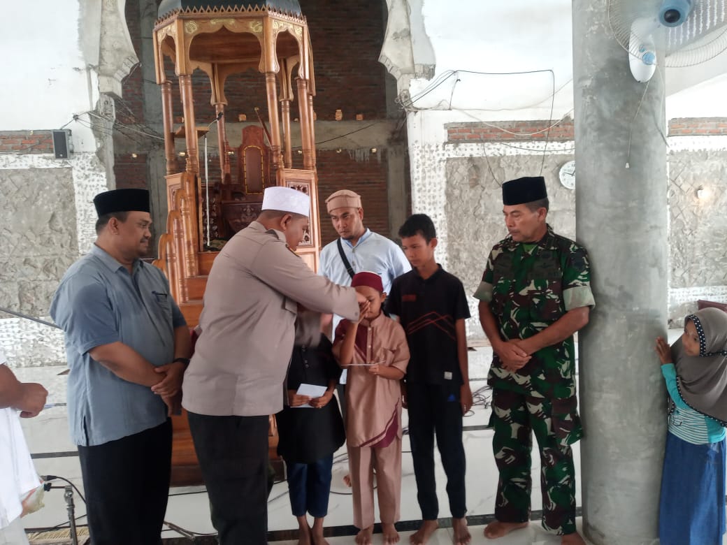 Hadiri Maulid, Kapolsek Nurussalam Polres Aceh Timur Santuni Anak Yatim