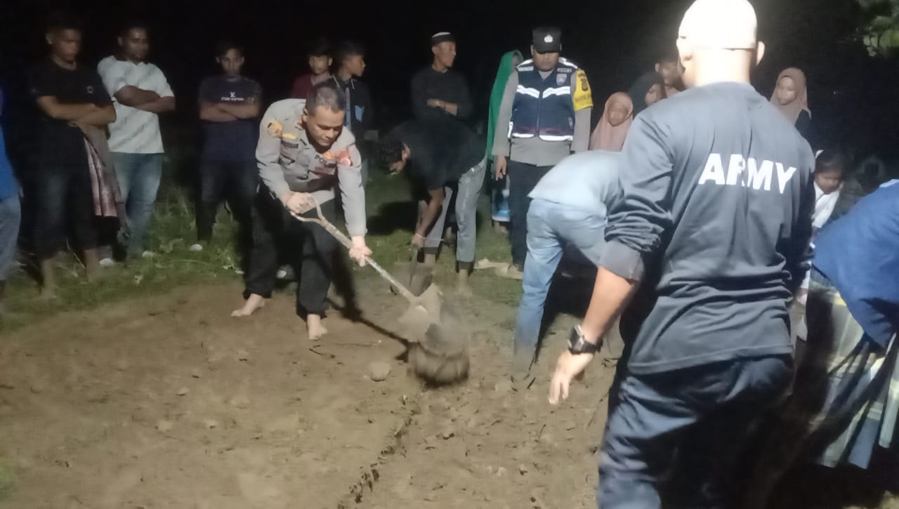 Kapolsek Peureulak dan Anggota Bantu Evakuasi Korban Tenggelam di Perairan Kuala Bugak