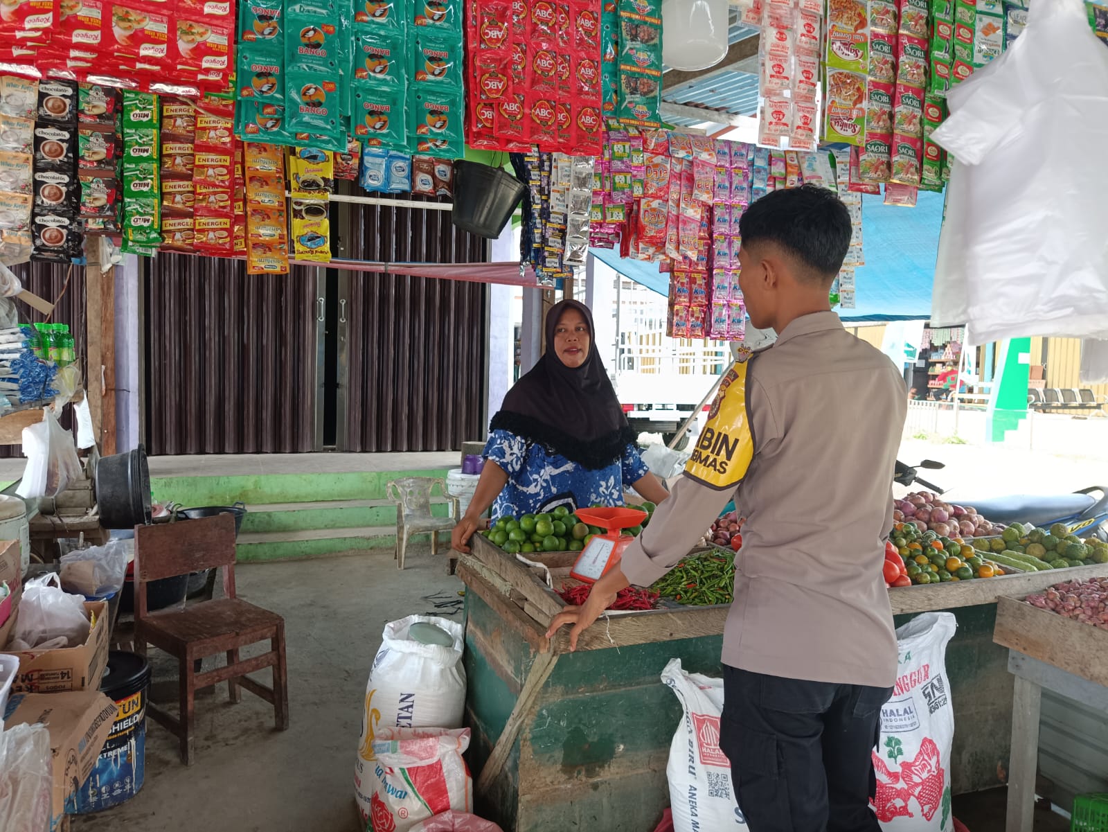Bhabinkamtibmas Polres Simeulue Mantapkan Kondisi Aman di Wilayah Tugas