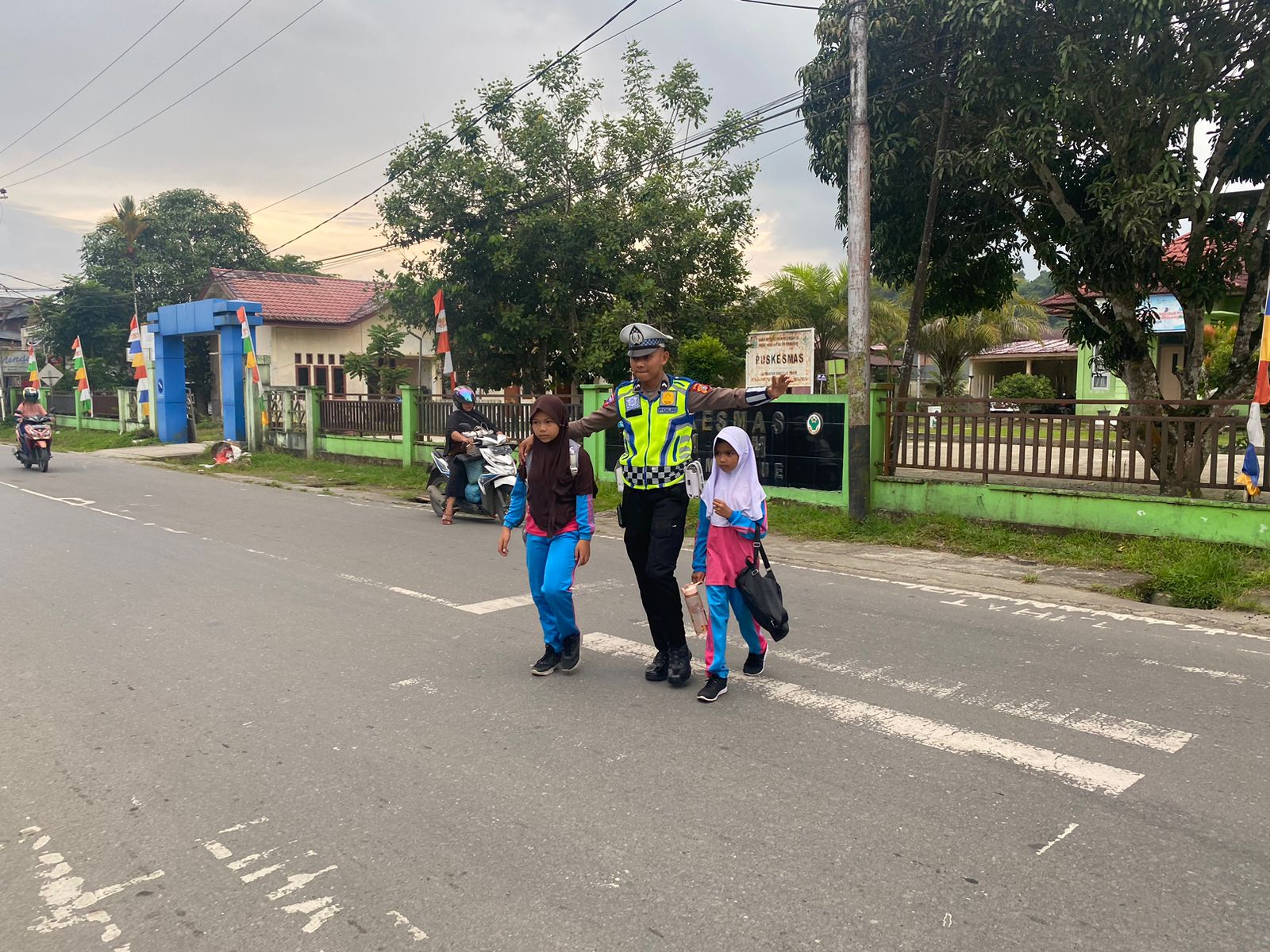 Personel Sat Lantas Polres Simeulue Pastikan Keamanan Anak Sekolah di Kota Sinabang