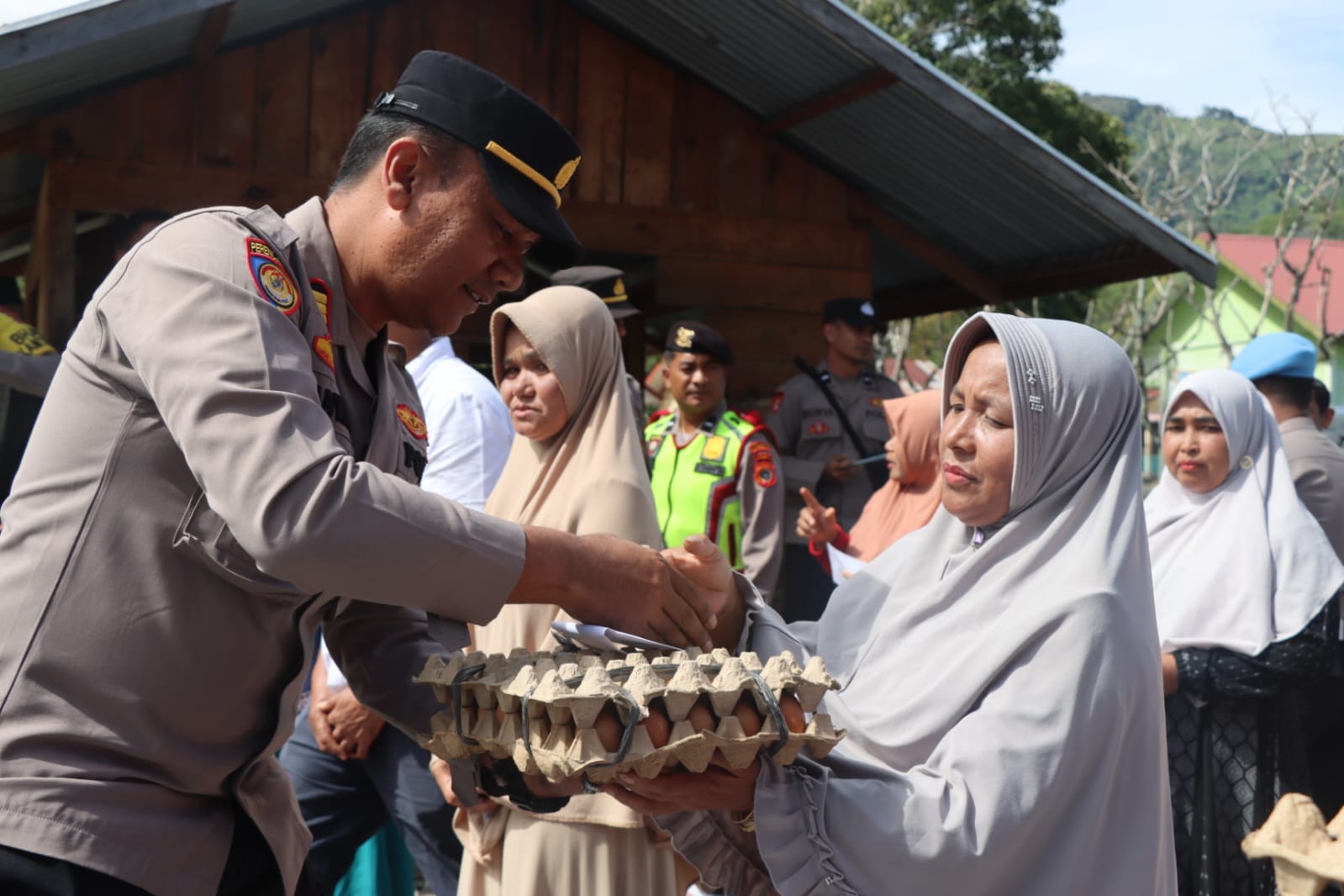 Terima Bantuan Paket Sembako Dan Tali Asih Polres Aceh Tengah, Warga Kelupak Mata Ucap Syukur