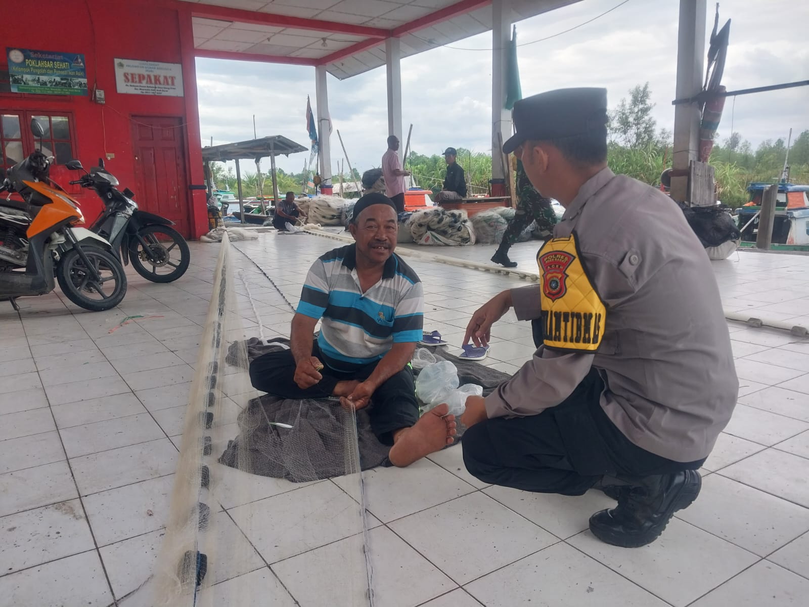 Jalin Keakraban, Bhabinkamtibmas Polsek Meureubo Polres Aceh Barat Sambangi Warga