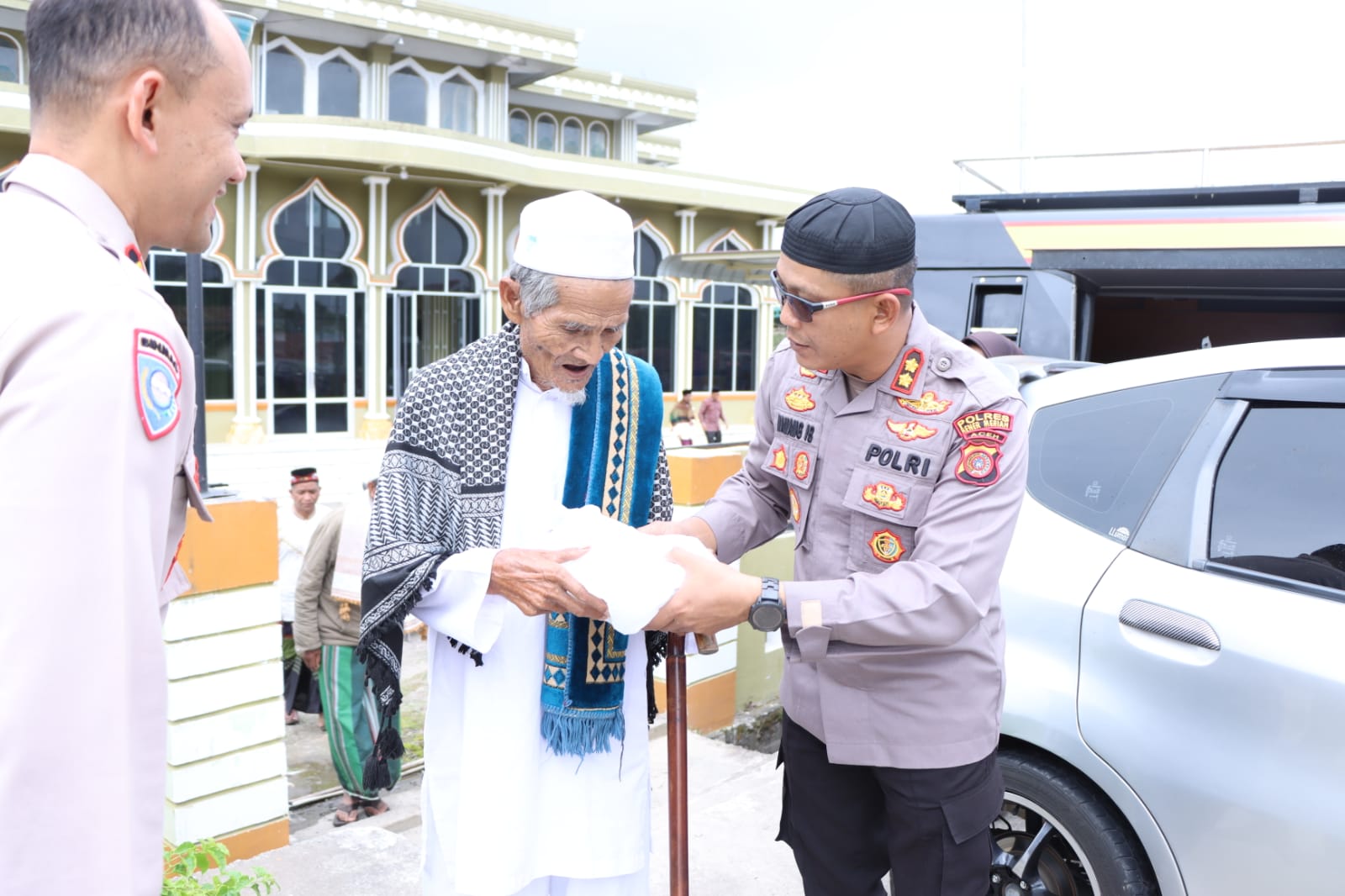 Kapolres Bener Meriah Gelar Kegiatan Jumat Bersih (Berbagi Kasih) Di Masjid Babul Kiram Kecamatan Permata