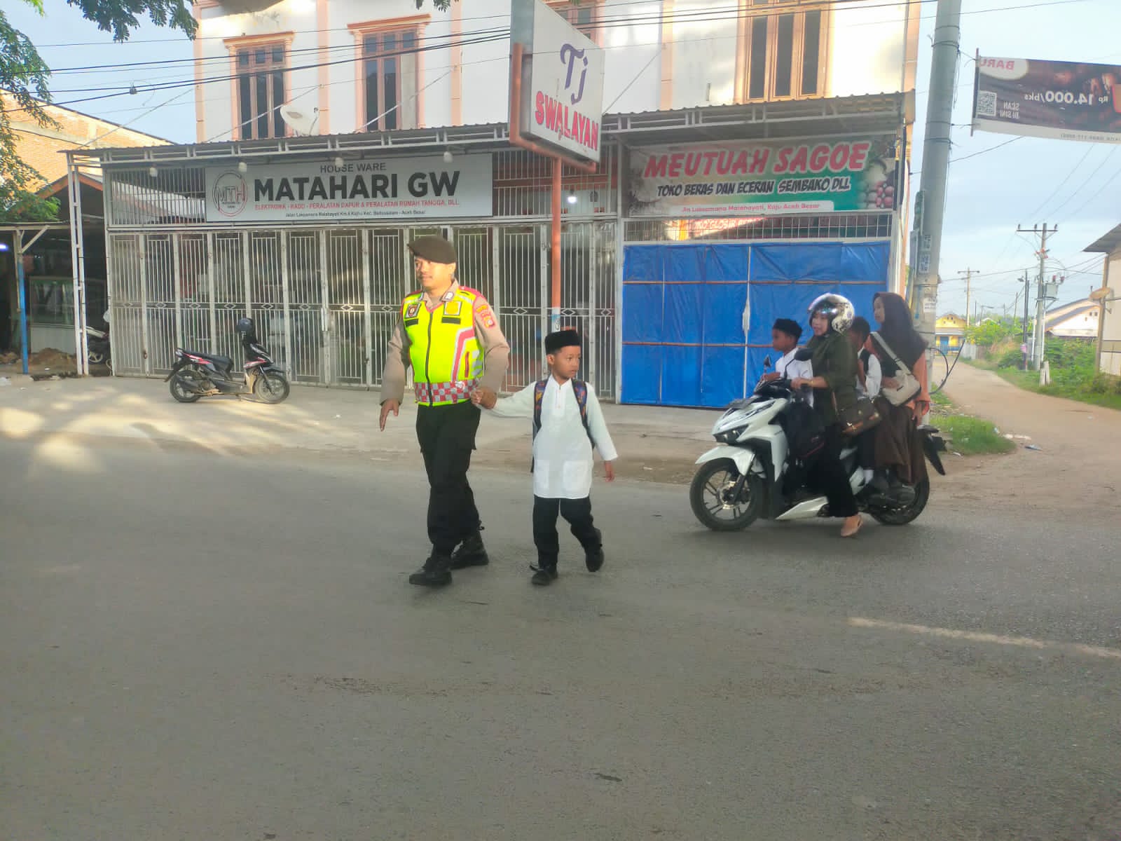Personel Polsek Lueng Bata Lakukan Strong Point Pagi Hari