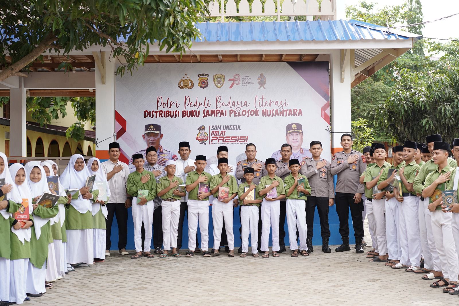 Peduli Budaya Literasi, Polda Aceh Distribusi Buku dan Kitab di Dayah Babul Magfirah