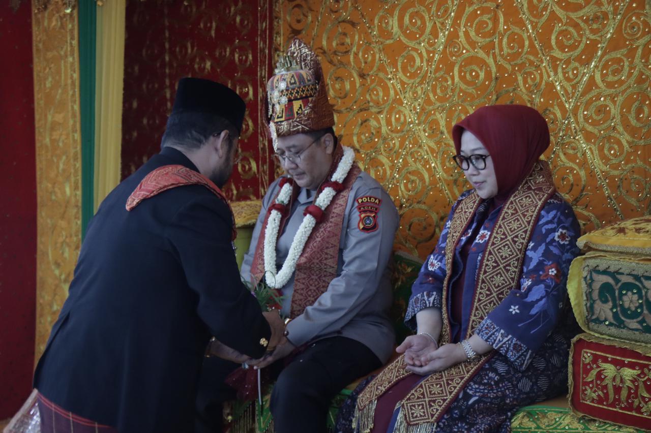 Tiba di Aceh, Irjen Achmad Kartiko Disambut Tari Ranup Lampuan
