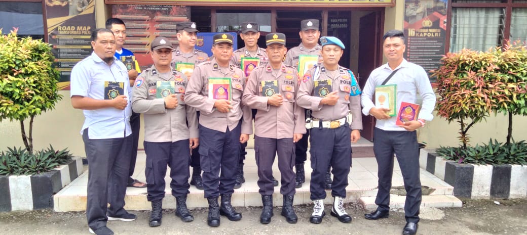 Kapolsek Lawe Bulan Bagikan Al-Quran kepada Seluruh Personelnya