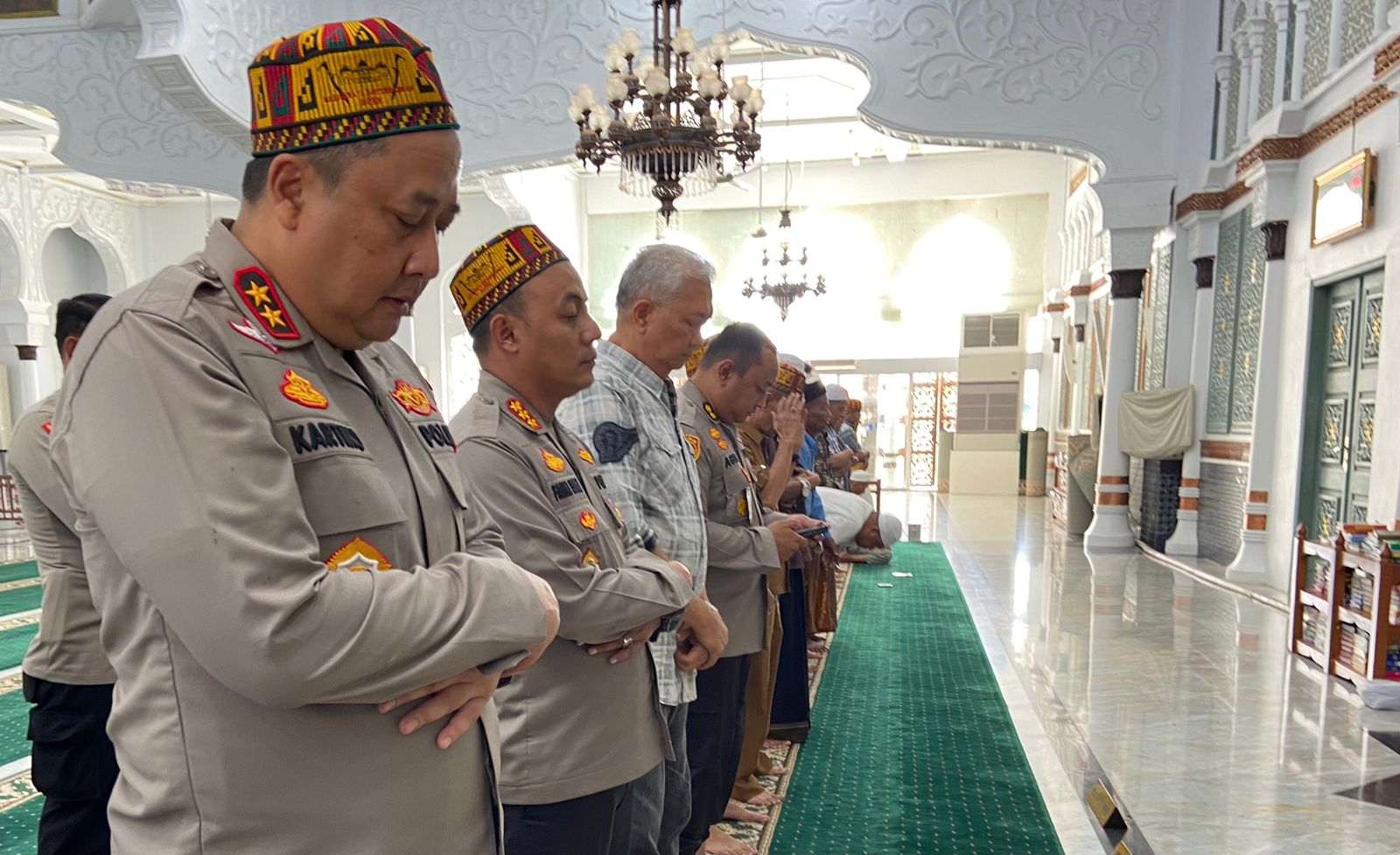 Awali Tugas Di Aceh, Kapolda Aceh Tunaikan Sholat Ashar Di Masjid Raya Baiturrahman