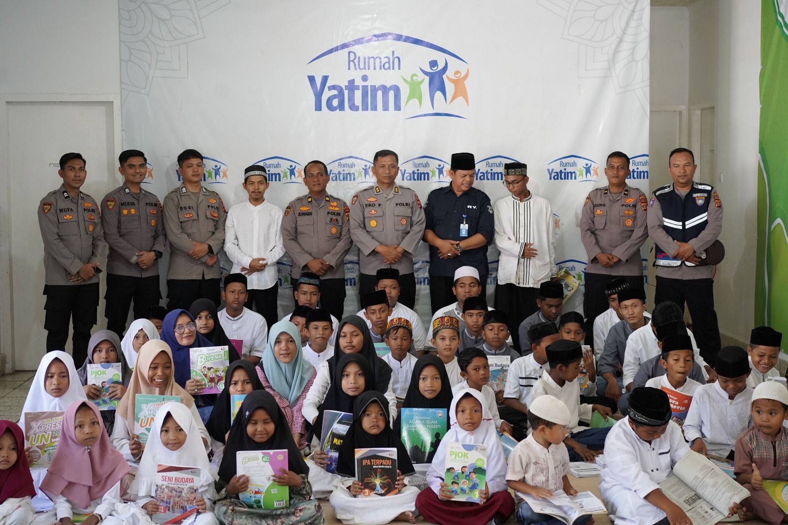 Peduli Literasi, Polda Aceh Distribusikan Buku ke Rumah Yatim