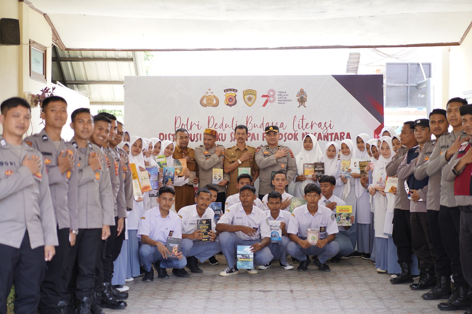 Polda Aceh Salurkan Buku dan Kitab ke SMA Negeri 1 Montasik