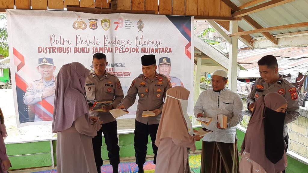 Peduli Budaya Literasi, Polsek Indra Makmu Polres Aceh Timur Serahkan Bantuan Kitab ke Dayah Bustanul Hidayah