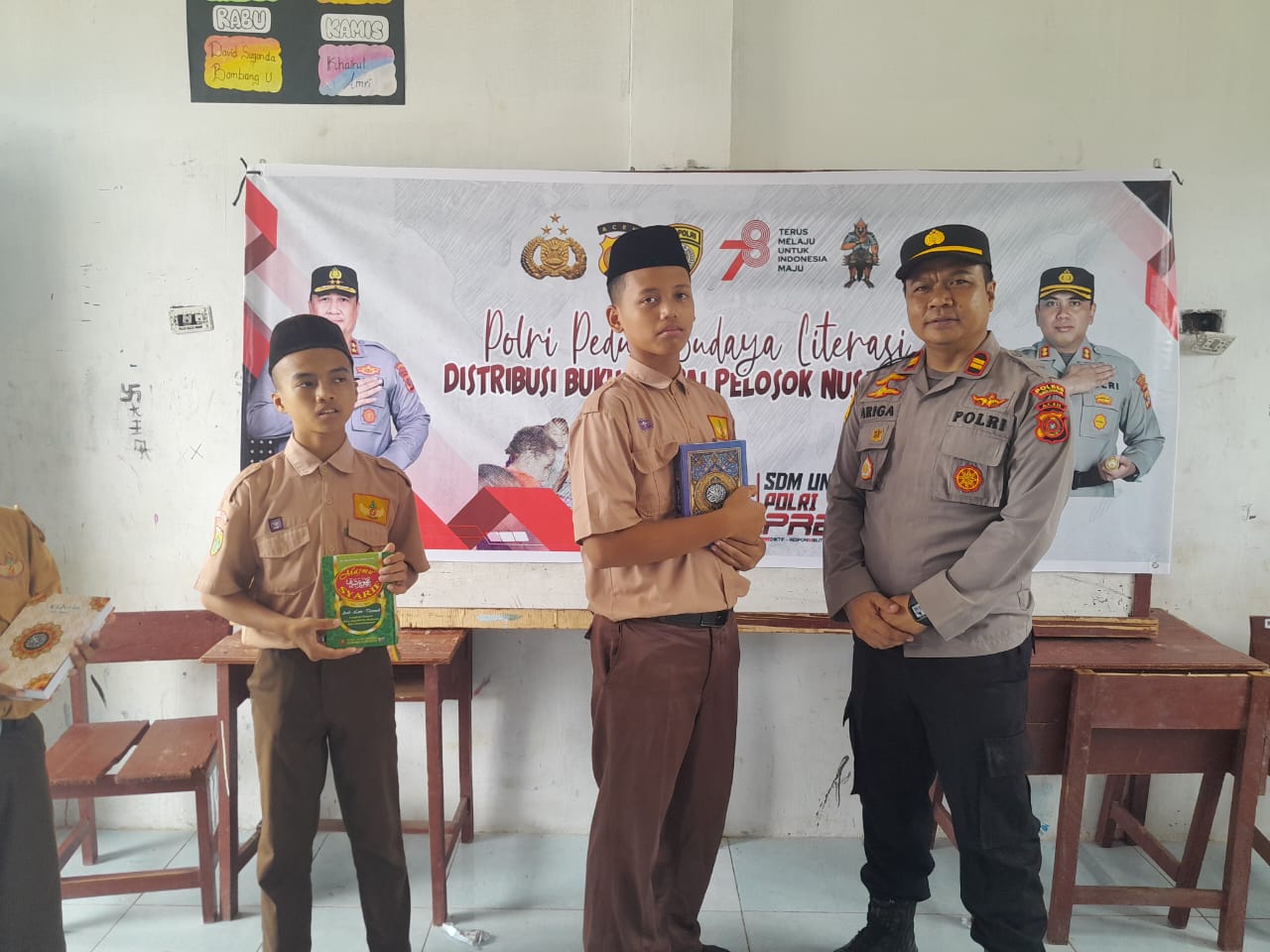 Polri Peduli Budaya Literasi, Polsek Longkib Salurkan 100 Buku ke Pesantren