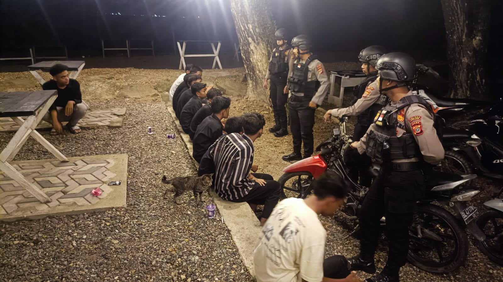 Tim Patroli Presisi Satsamapta Polres Aceh Jaya Bubarkan Muda-Mudi Cegah Balapan Liar di Malam Hari