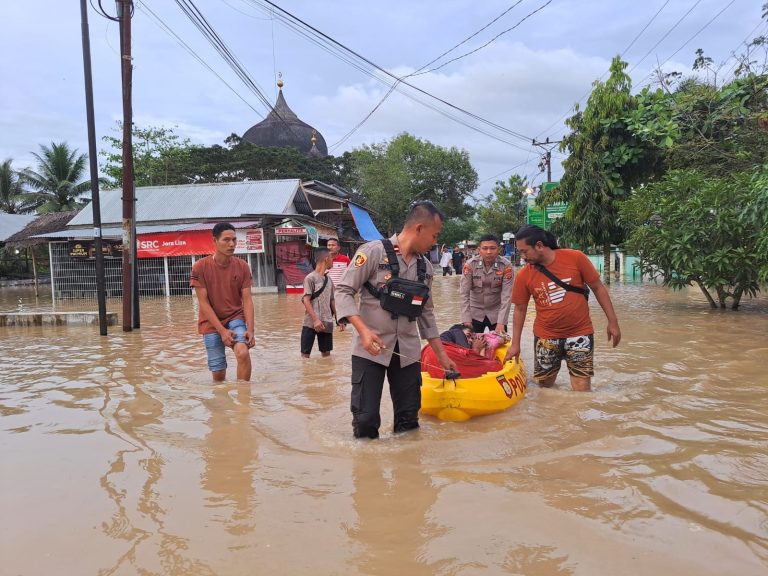 Polisi di Aceh Evakuasi Warga yang Sakit dari Lokasi Banjir