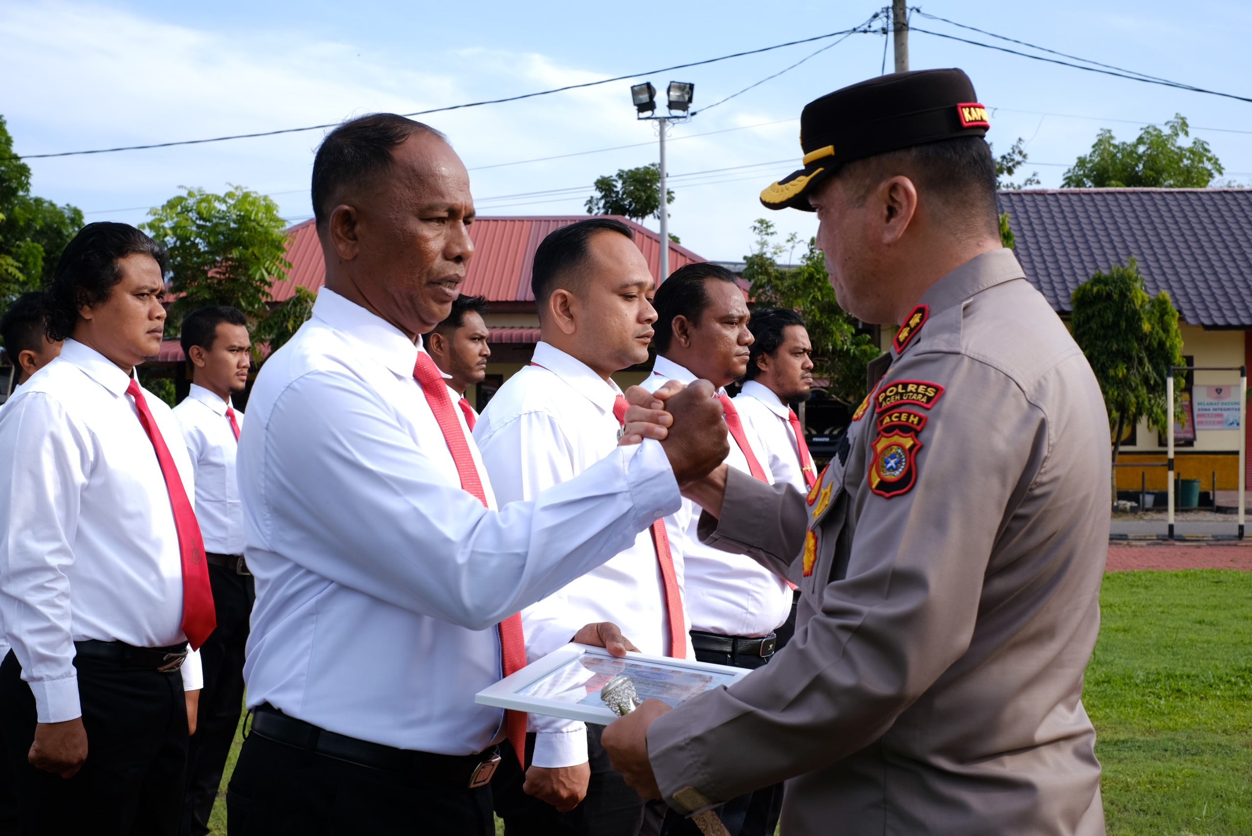 Ungkap Kasus 5 Hektar Ladang Ganja, Kapolres Aceh Utara Berikan Piagam Penghargaan Kepada 15 Personel