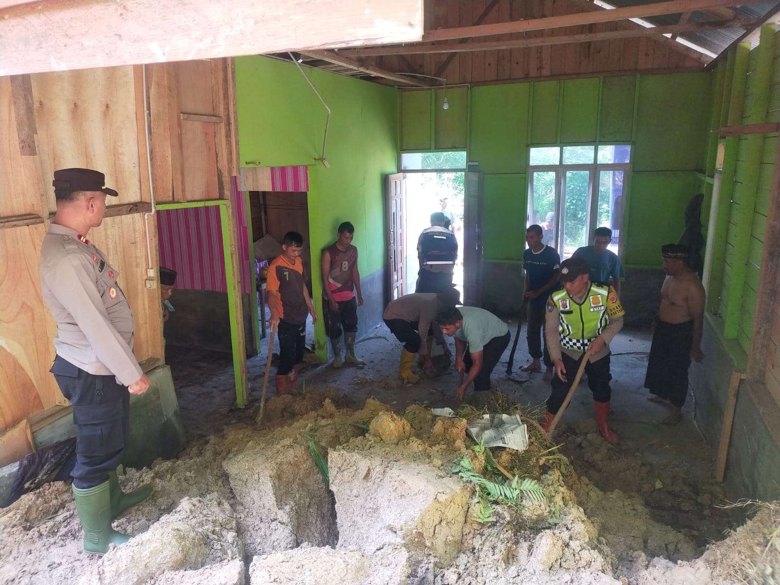 Kapolsek Silih Nara Bersama warga Bantu Bersihkan Rumah Terkena bencana Longsor