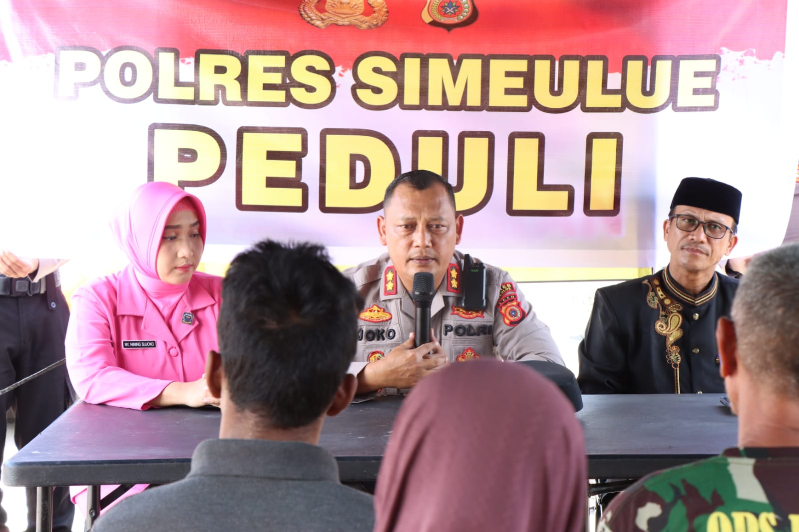 Kapolres Simeulue Bersama Ketua Bhayangkari Cabang Simeulue Memberikan Bantuan Sosial Kepada Korban Kebakaran
