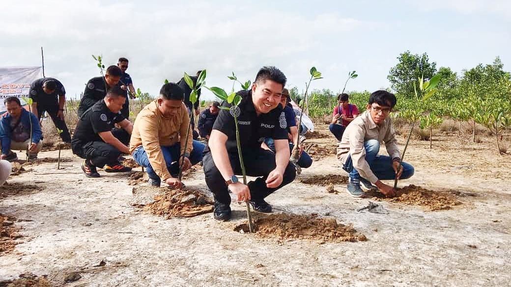 Dalam Rangka HUT Humas ke – 72 Polda Sultra Tanam 1.000 Bibit Pohon Mangrove