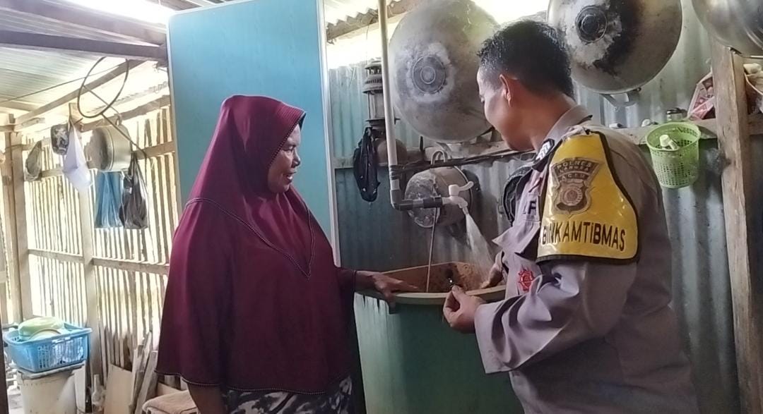 Bripka Edi Raharjo Bhabinkamtibmas Polsek Langsa Timur Perbaiki Kabel Listrik Mesin Pompa Air Warga Tidak Mampu Secara Gratis