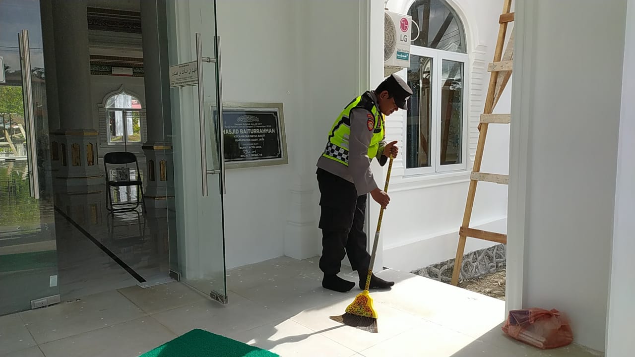 Jum’at Bersih Polsek Setia Bakti di Mesjid Baiturrahman, Desa Lhok Geulumpang