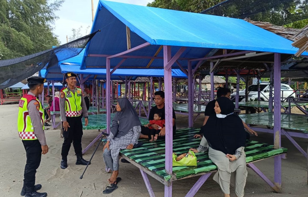 Patroli Dialogis, Personel Satsamapta Polres Aceh Timur di Obyek Wisata Minimalisir Gangguan Kamtibmas